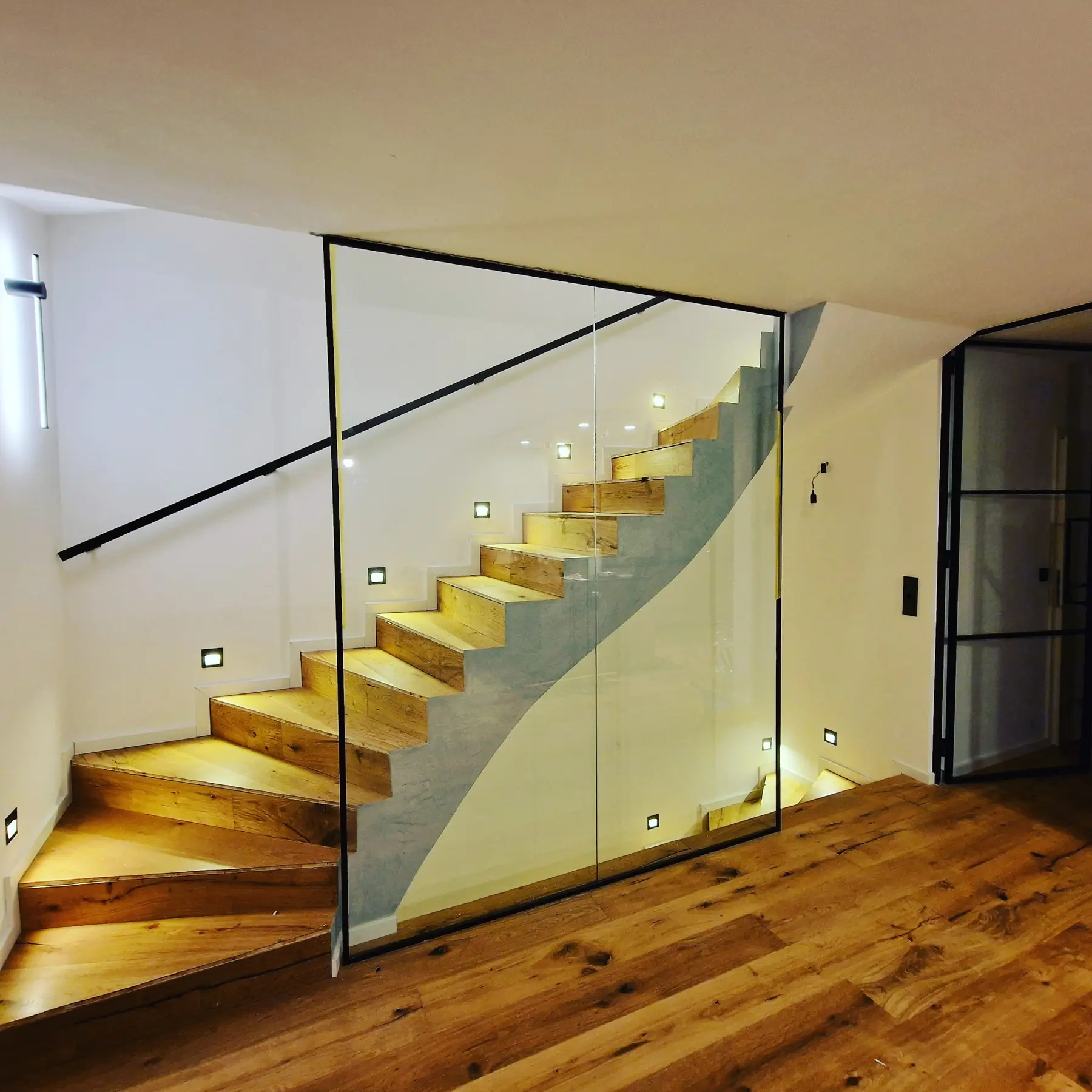 Von myImmoBau realisierte Treppe mit Glasgeländer